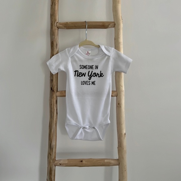 Someone In New York Loves Me Onesie Sz 6-12 months - Picture 1 of 5